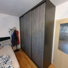 Nebo snad vestavěnou skříň?.... Ty se nám také daří.....